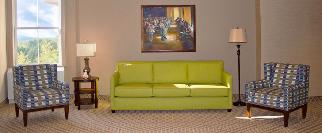Upper-Level-Sitting-Area-1050
